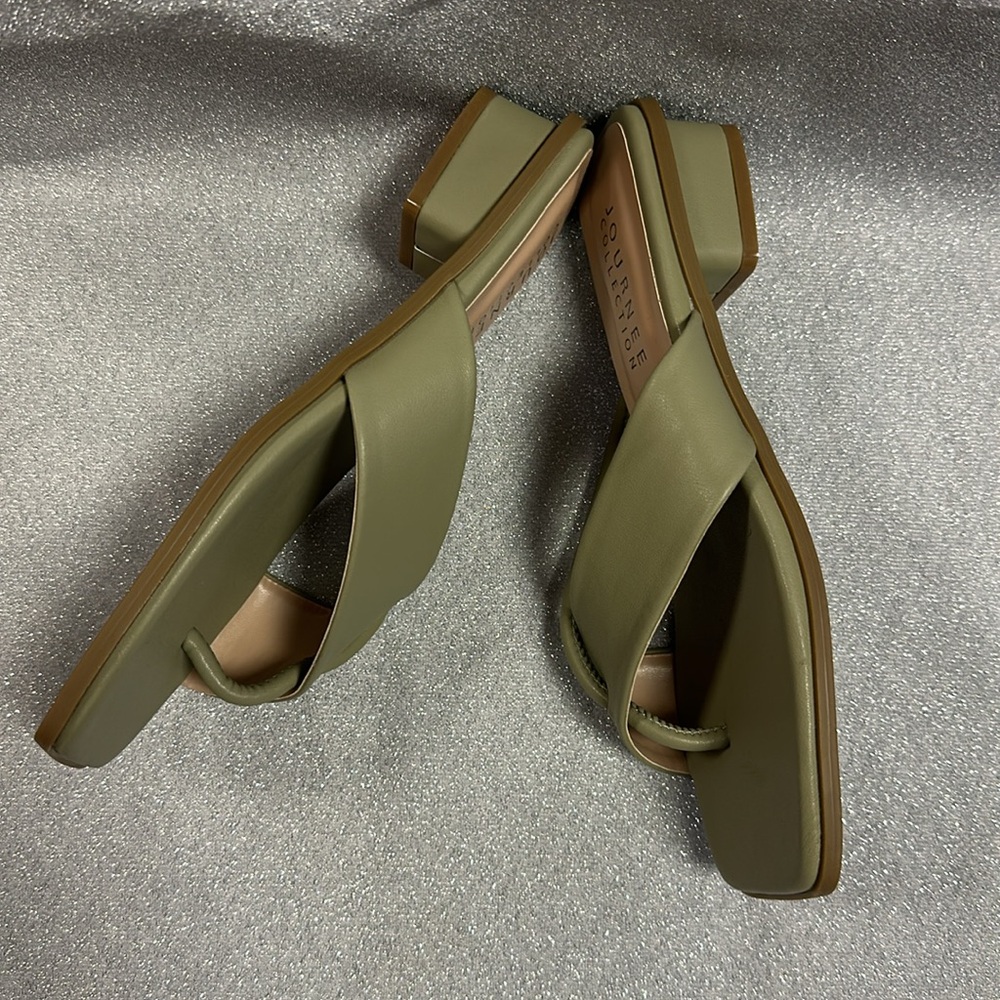 Journee Collection Thong Sandals Size 9 - Picture 4 of 5